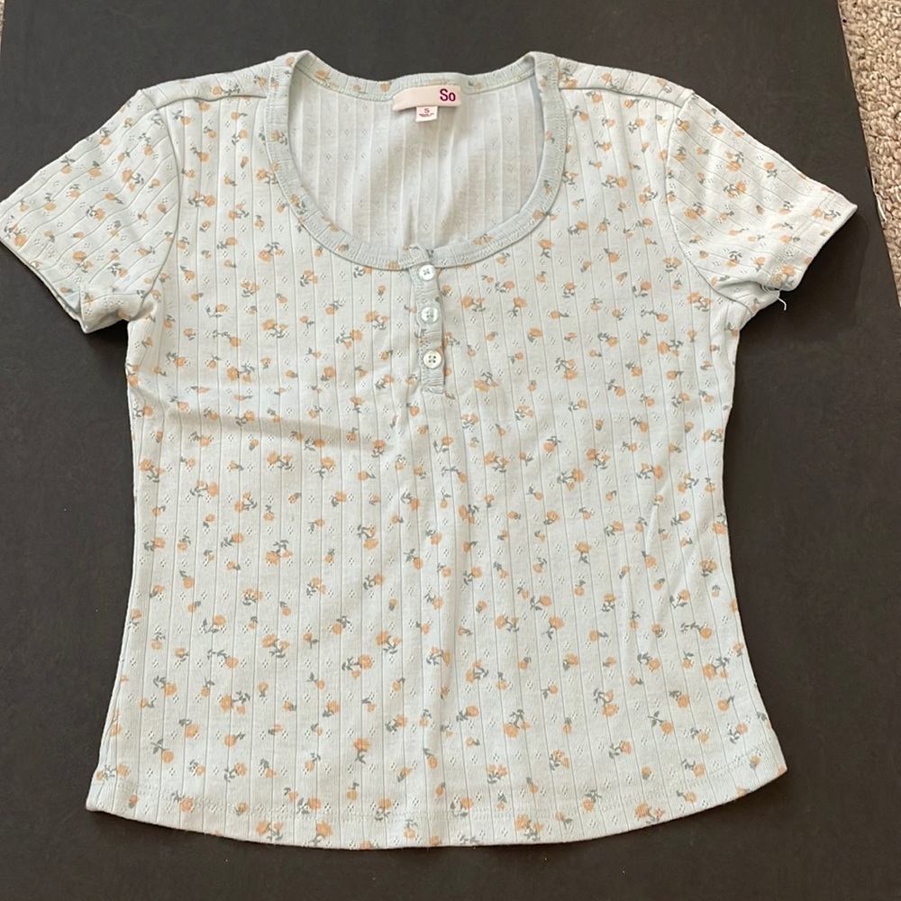Woman, small shirt with three buttons